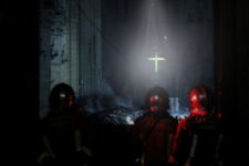 Sapeurs pompiers intervenant à Notre-Dame de Paris