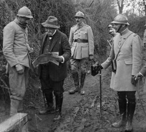 Clemenceau et un soldat en mai 1918