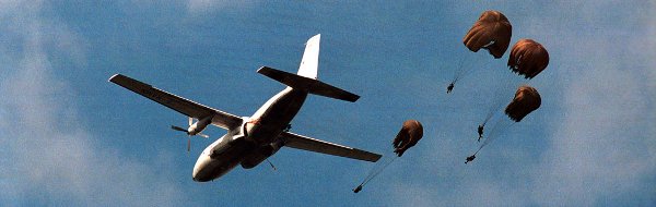 Largage depuis un Transall C-160 de parachutistes du 1er RHP et du 35e RAP